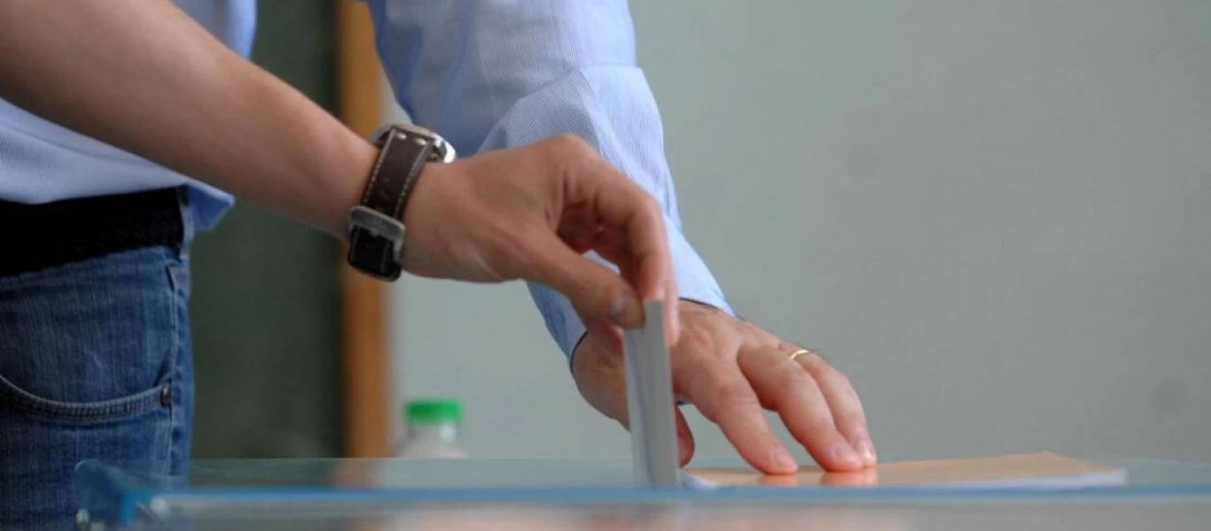 Εκλογικός νόμος Αυτοδιοίκησης: Κριτική από τα κόμματα της αντιπολίτευσης και για την πυρκαγιά στην Κορινθία